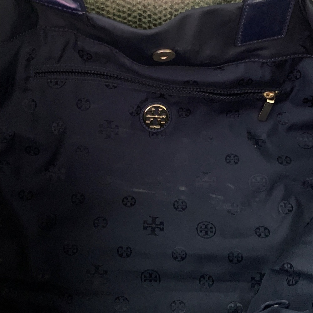 Tory Burch Ella Tote in navy blue - Picture 14 of 16